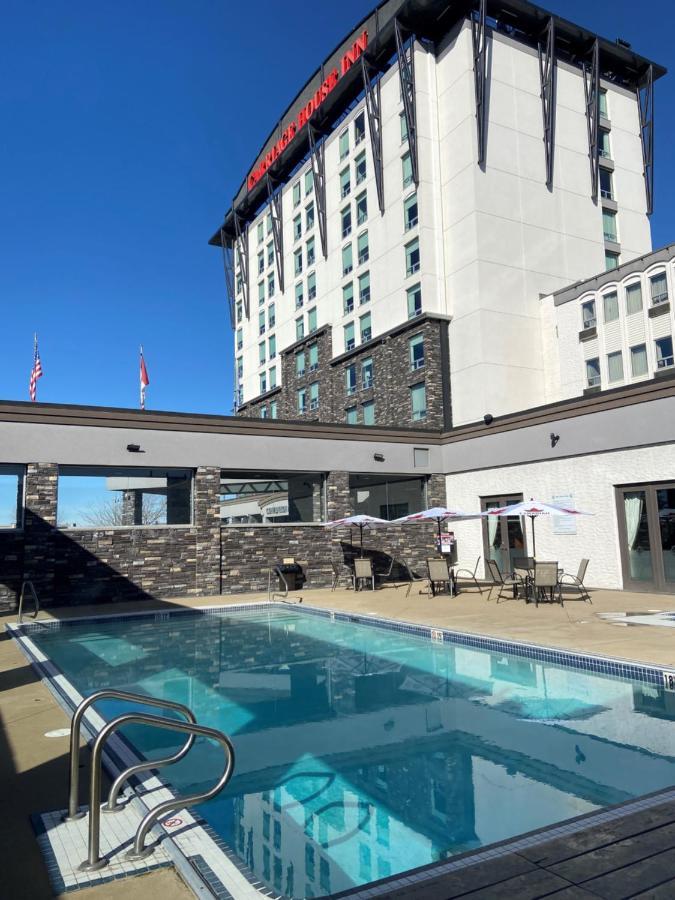 Carriage House Hotel And Conference Centre YYC Esterno foto