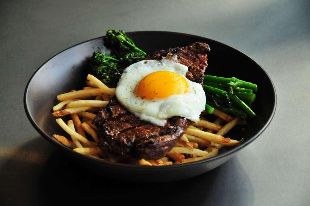 Carriage House Hotel And Conference Centre YYC Ristorante foto