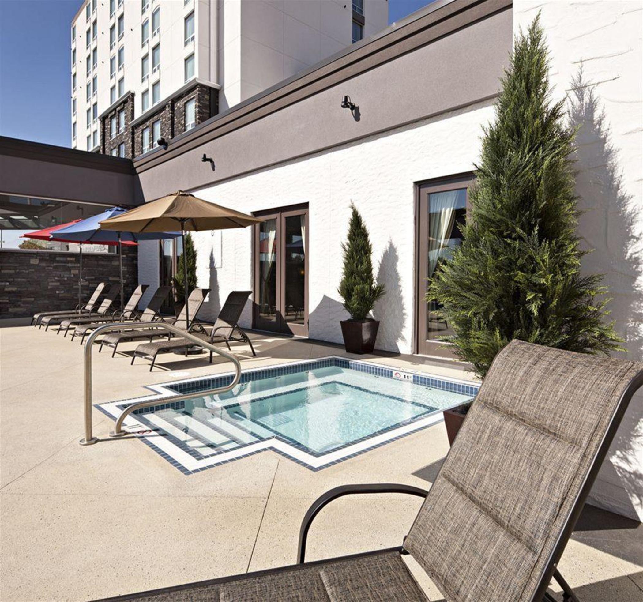 Carriage House Hotel And Conference Centre YYC Esterno foto