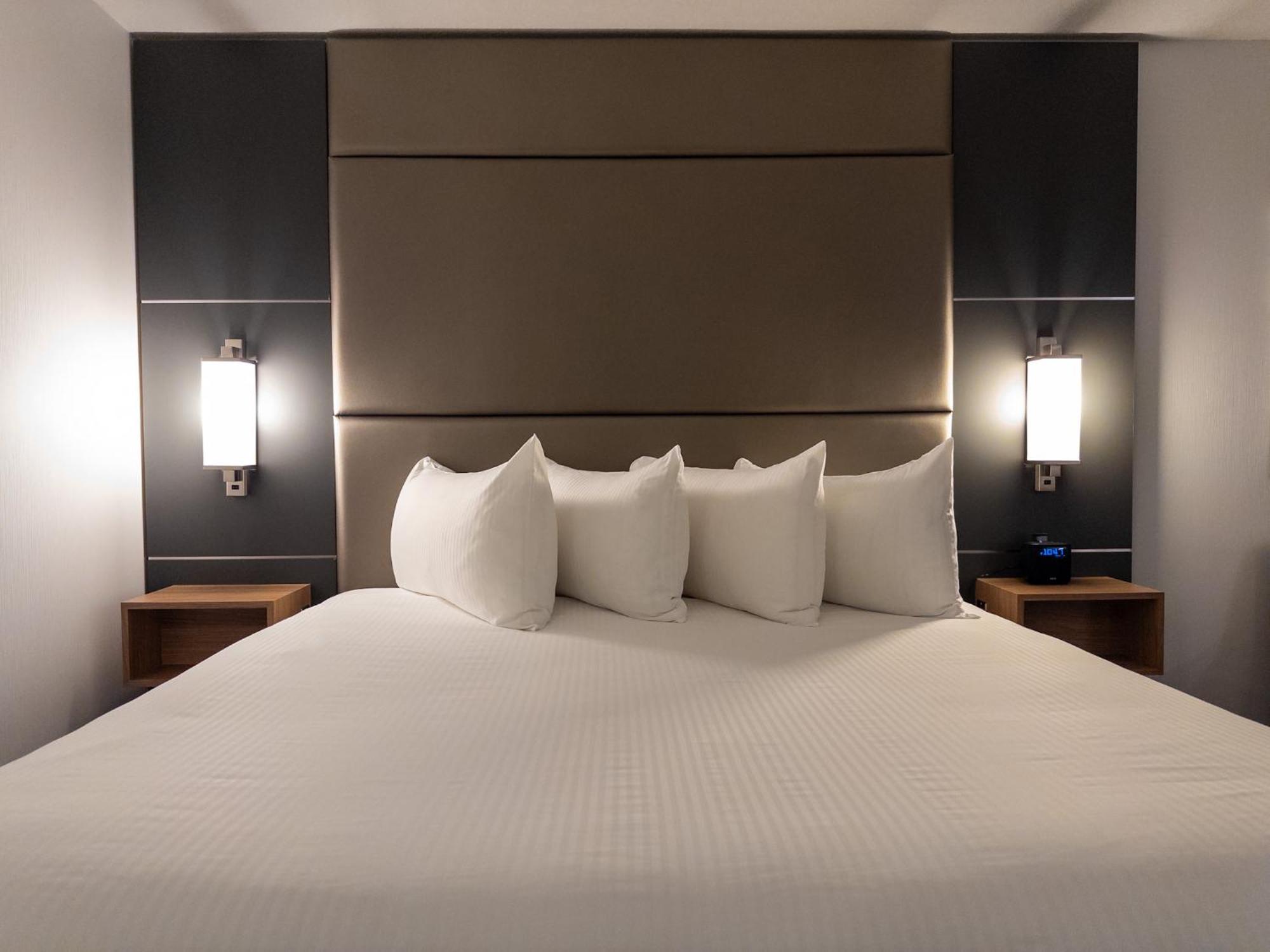 Carriage House Hotel And Conference Centre YYC Esterno foto