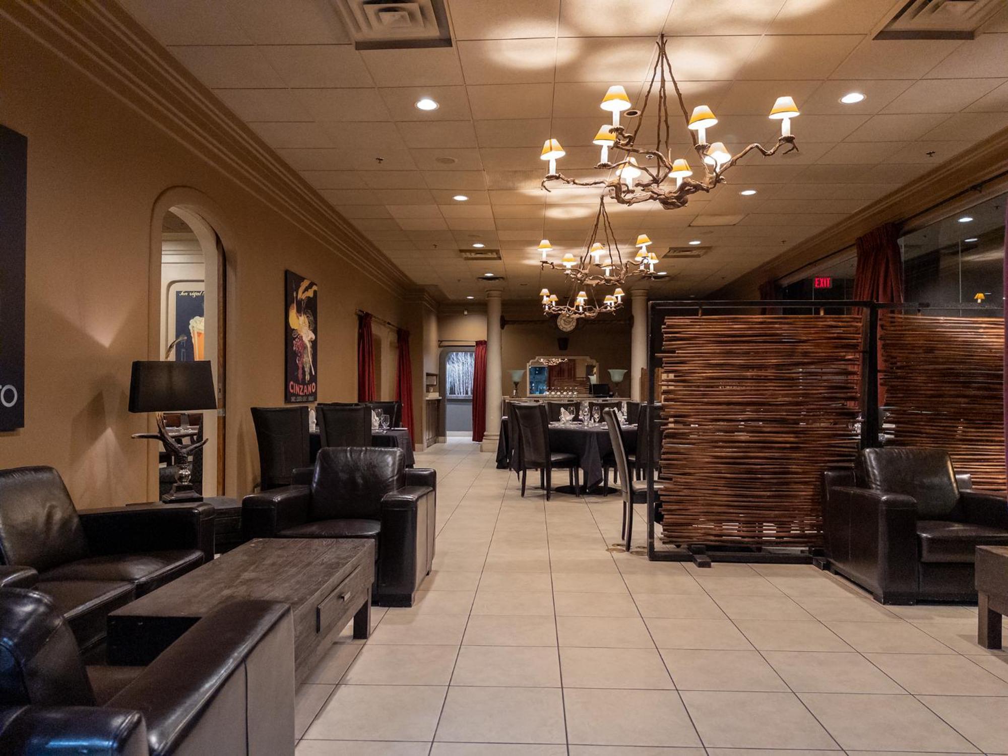 Carriage House Hotel And Conference Centre YYC Esterno foto